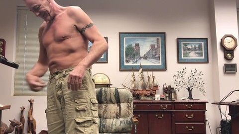 Ein nackter Mann masturbiert für einen bekleideten Zuschauer, seine Stimme ist außerhalb der Kamera hörbar HD Gay movie