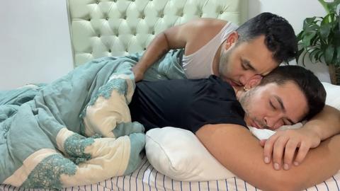 Ich nehme meinen Stiefsohn mit auf eine wilde Fahrt und lasse ihn bis zum Rand gefüllt. HD Gay movie