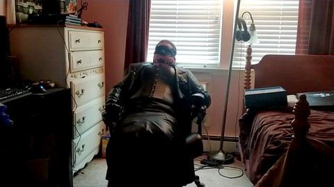 Crossdresser tabouret bound HD Gay movie
