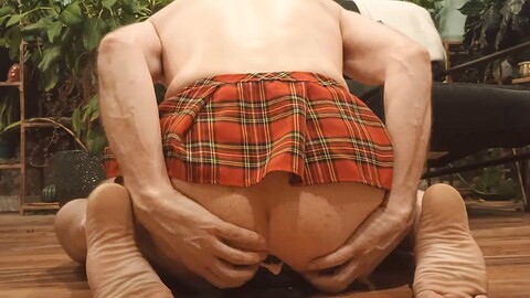 Thraddash genießt eine wilde Analsession mit Spielzeugen und etwas Mundreinigung. HD Gay movie