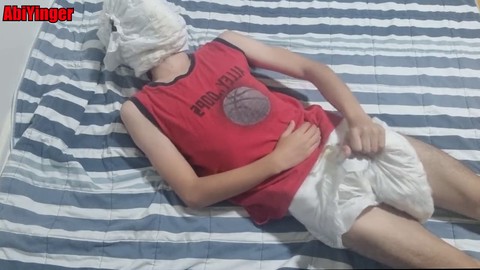 Der maskierte Junge Abi Yinger kommt und entleert seinen Ladung HD Gay movie